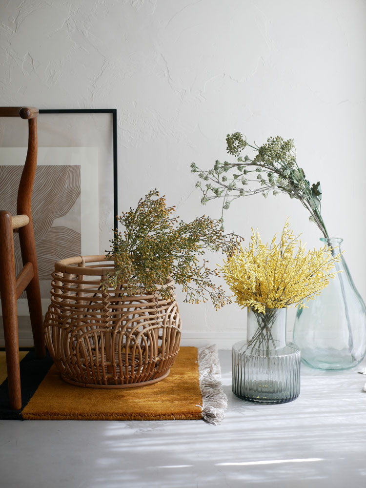 自然素材の籐バスケットにアデペシュのアーティフィシャルフラワーと花瓶を配置した静物