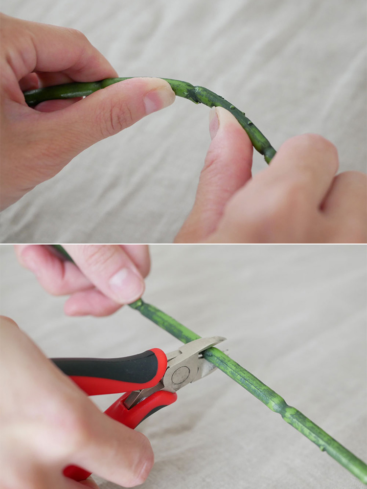 アデペシュのお部屋に馴染むアーティフィシャルフラワーとハサミなどのオフィス用品が並ぶディスプレイ