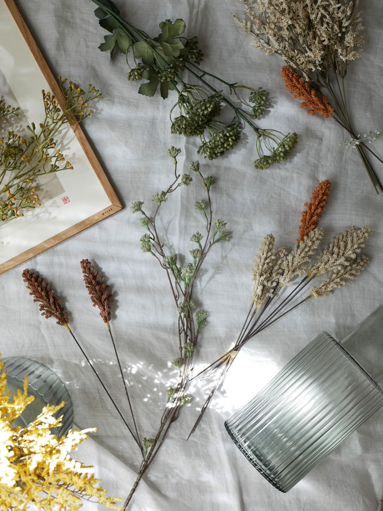 アデペシュのアーティフィシャルフラワーを使用した花束アレンジメント。ツイッグや針葉樹を組み合わせたフラワーデザインで、お部屋の中心装飾に最適です。