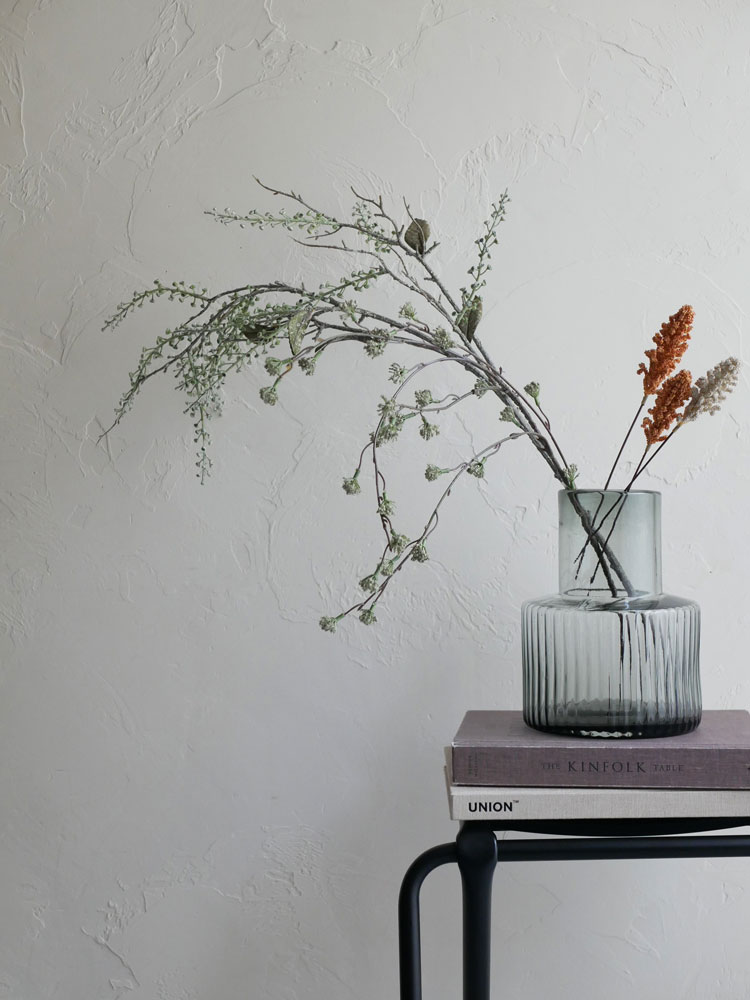 シルバー装飾の花瓶にアーティフィシャルフラワーが美しくアレンジされた静物写真