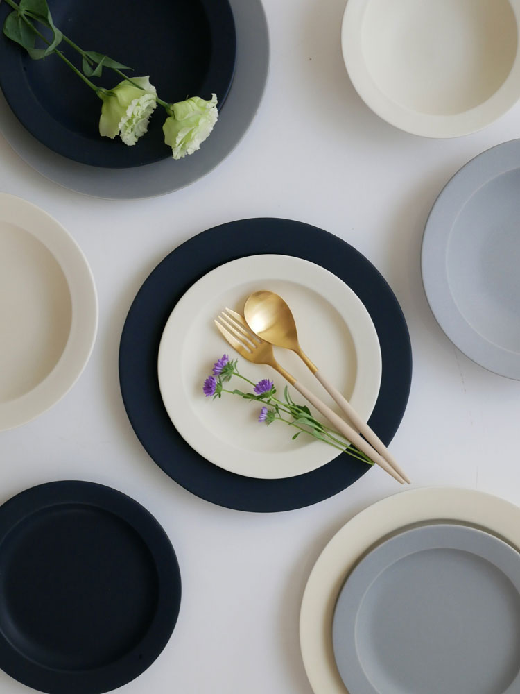 白い磁器製の【SAKUZAN】Sara プレートとボウルのセットがテーブルに並べられている様子