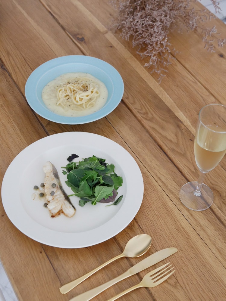 テーブル上に配置されたSAKUZAN Saraシリーズの磁器製プレートとボウルのセット