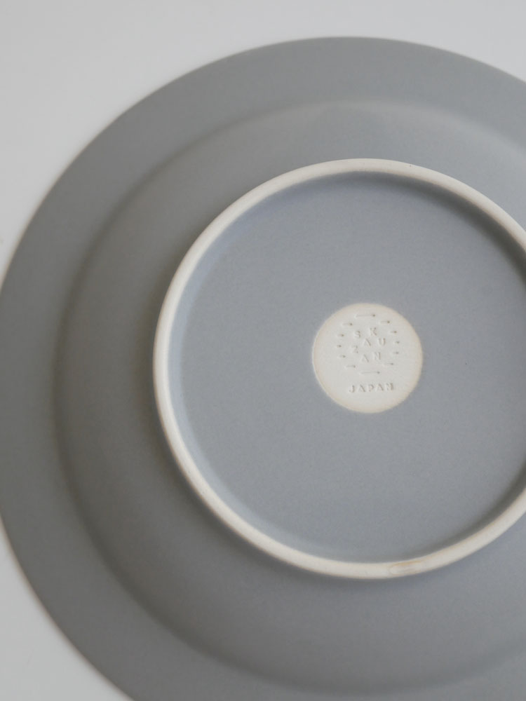 SAKUZANのSaraシリーズ、20cmと26cmのプレートおよび17cmと21cmの磁器ボウルがセットになったディナウェア。