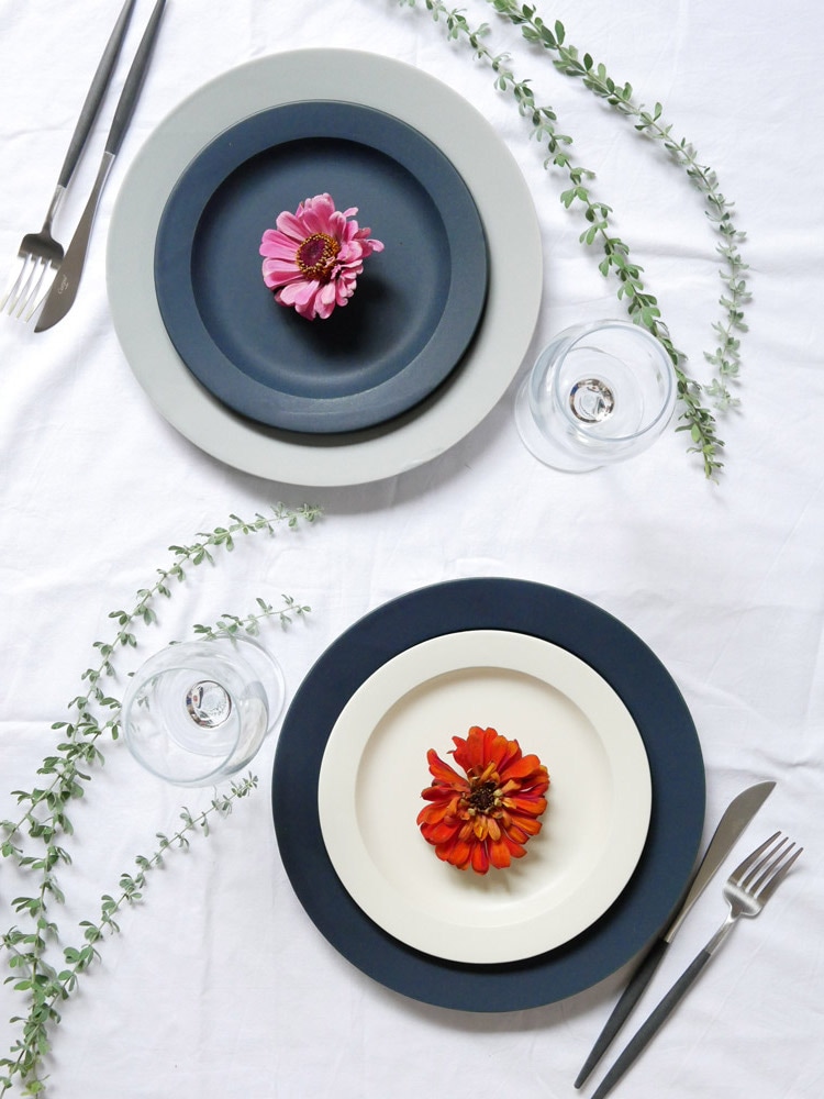 手作りの磁器製プレートとボウルが並べられたディナーウェアセット