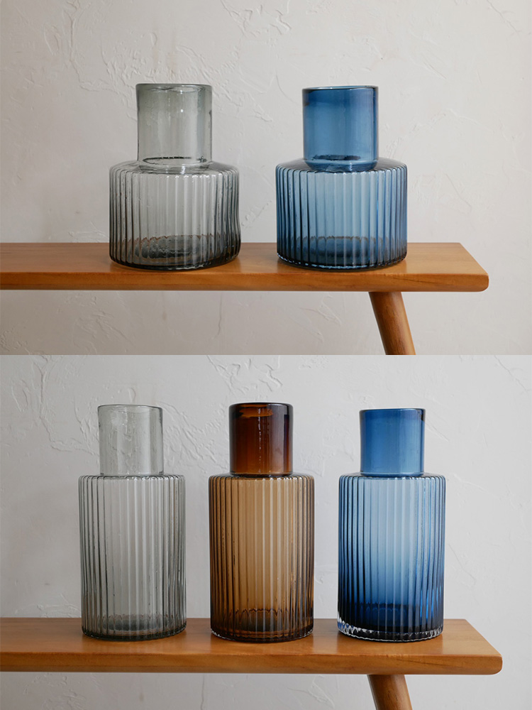 シセイのGLASSフラワーベース プロップに花が飾られたガラス製の静物画像