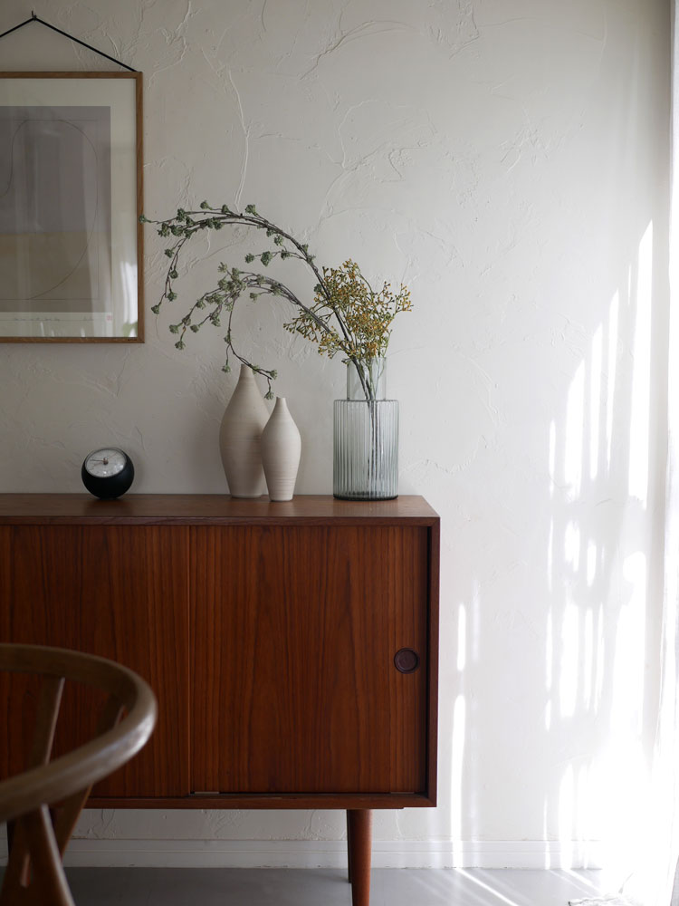 シセイのGLASSフラワーベース プロップが配置されたスタイリッシュな室内インテリア