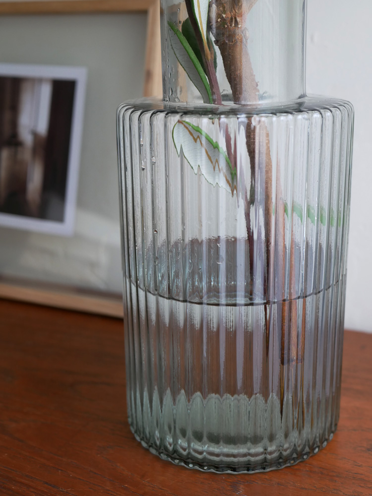 シセイの透明なガラスフラワーベースにまとめられたカットフラワーの花束