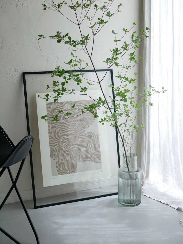 グレーのshesay（シセイ）製GLASSフラワーベース プロップに花束が生けられている様子