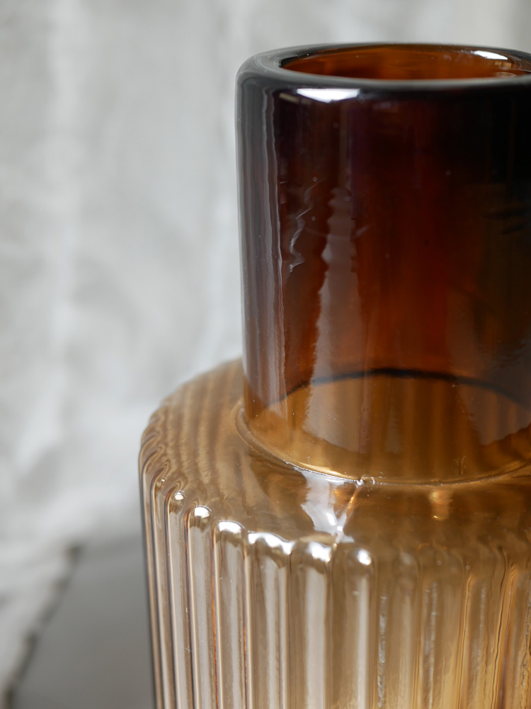 ブラウン色のガラス製ボトル型フラワーベース