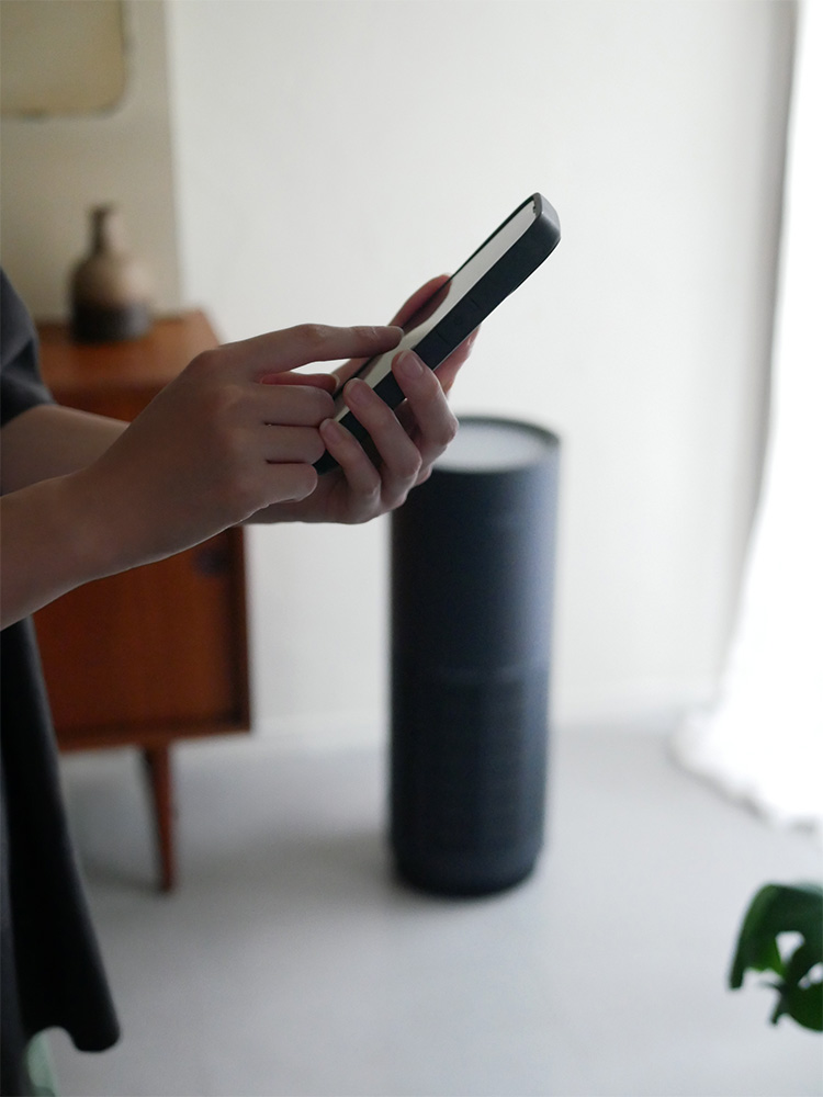 cadoカドーのLEAF320i空気清浄機のシリンダー型本体。プレミアムステンレス製でモダンなデザイン。