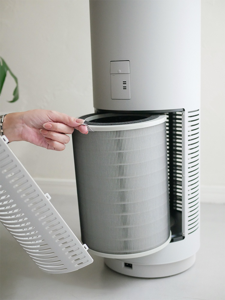 cado LEAF320i 空気清浄機 インディゴブラックモデル。円筒形デザインで上部に空気供給口、下部全周に吸入口を備えた家庭用電化製品