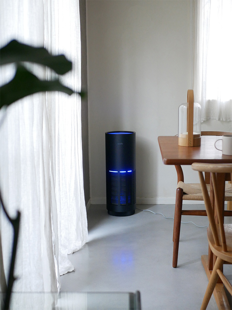 cadoカドーLEAF320i空気清浄機が木目調の床の上に置かれた円筒型ホームアプライアンス