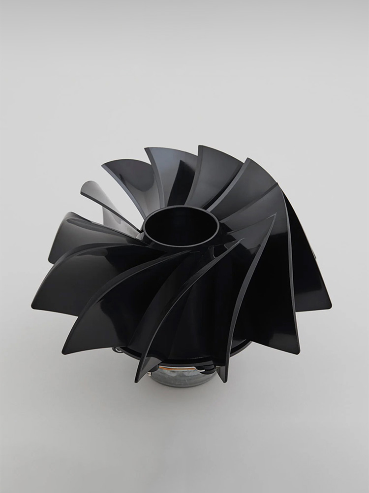 cado LEAF320i空気清浄機の銀色モデルの前面図、中央にカーボンファイバー製のプロペラファンが配置されたデザイン