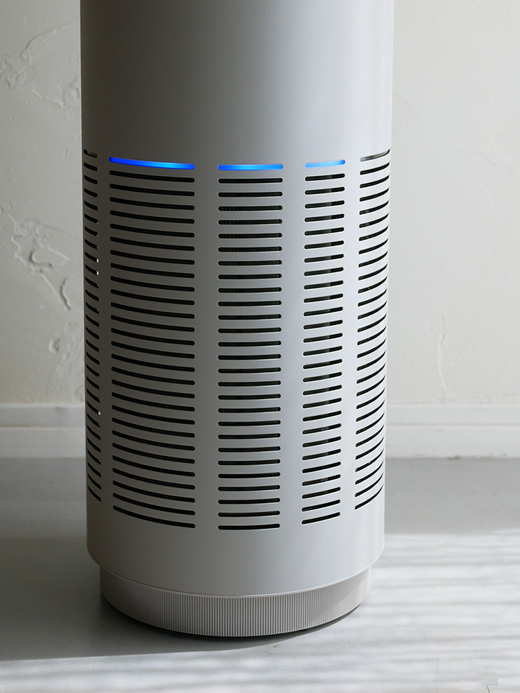 カドー LEAF 320i 空気清浄機のシルバー色の筒型デザインが木製の床に置かれている様子