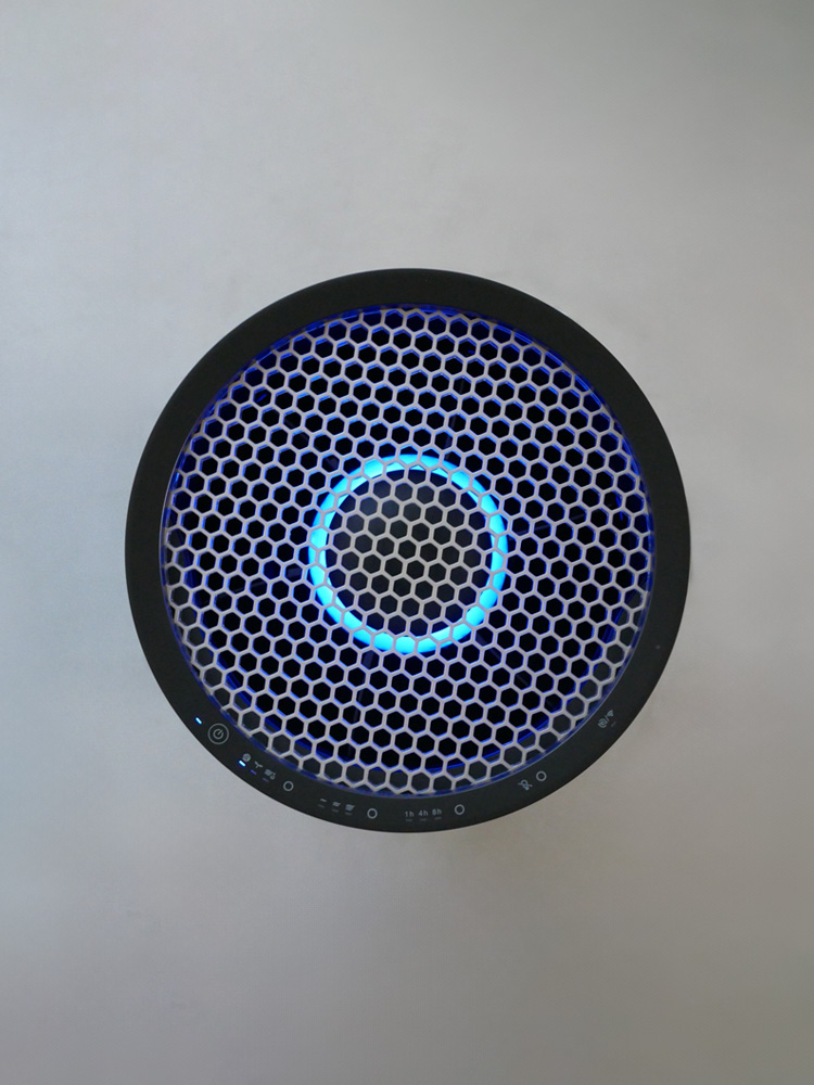 cado LEAF320i 空気清浄機の画像。鉄とABS素材を使用し、内蔵スピーカーとサブウーファーを備えた先進的なデザインの家電製品