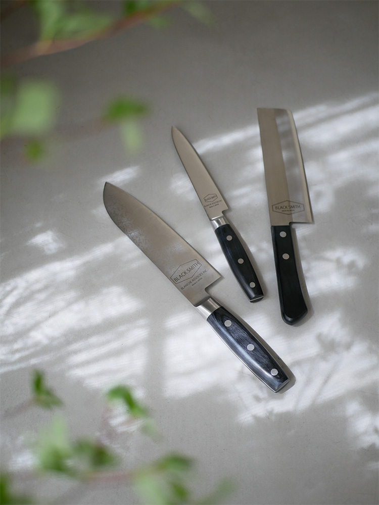 日本製TOOLSブラックスミスシリーズのダマスカス鋼キッチンナイフ。シルバーの刃身と積層強化木の柄が特徴的