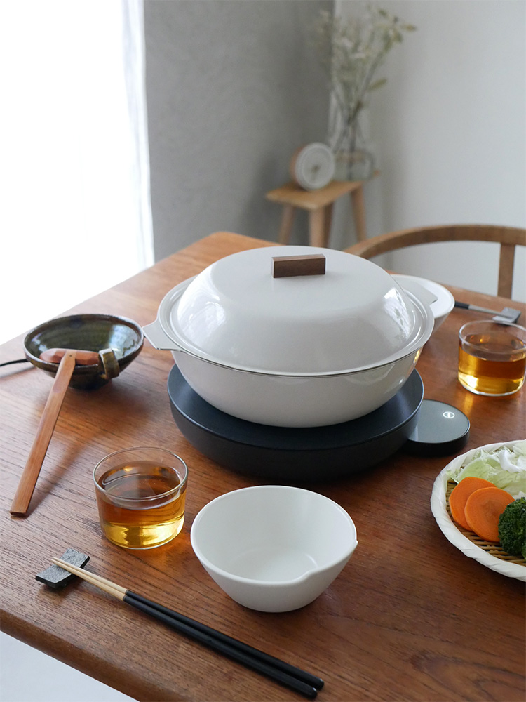 KINTOの琺瑯と天然木を組み合わせたIH対応の卓上鍋KAKOMI。ステンレス製の本体とウォールナット木の蓋が特徴