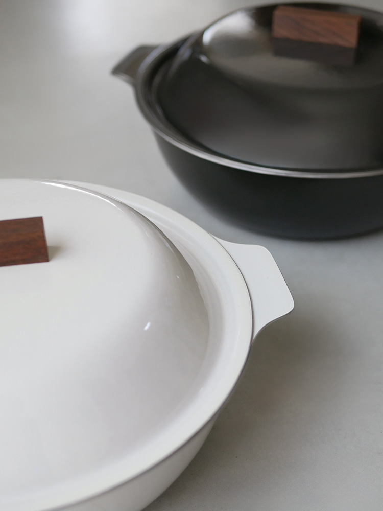 KINTOの琺瑯と天然木を使用したIH対応卓上鍋KAKOMI。サンドベージュとチャコールの色展開があり、ステンレス鋼製の蓋にウォールナットが組み合わさっています。