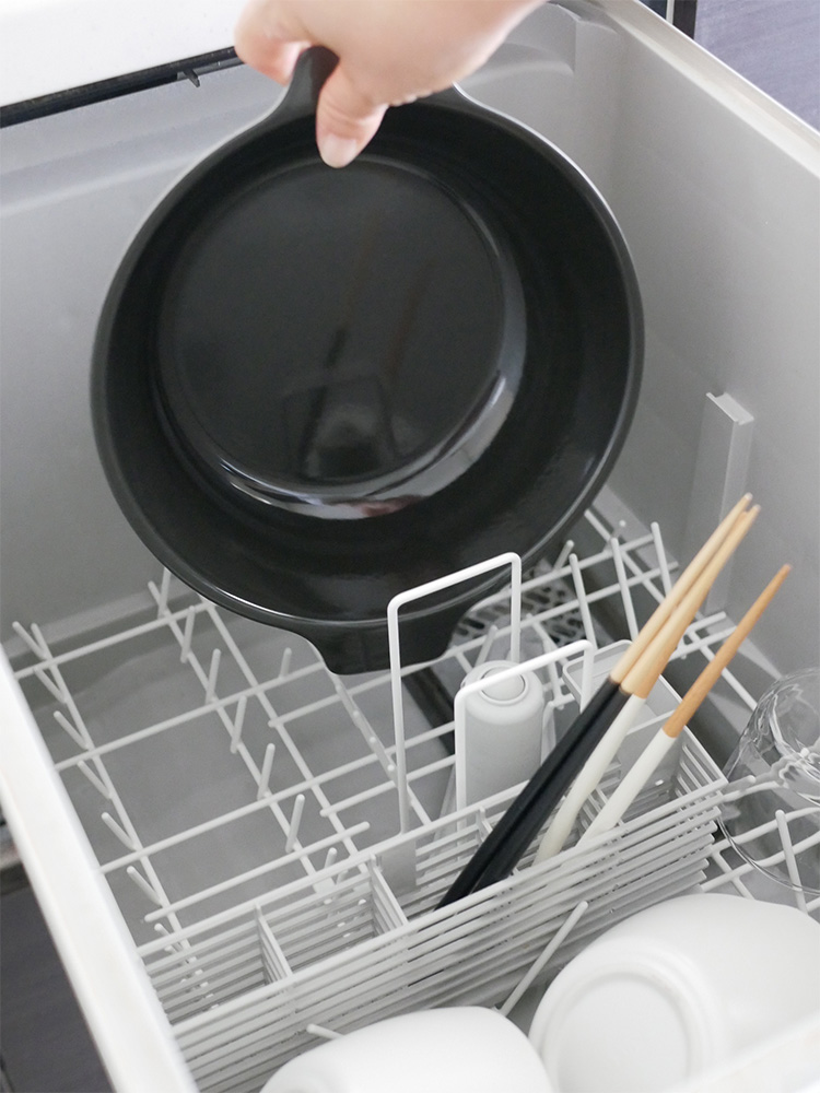 キントーの琺瑯IH卓上鍋と蓋がキッチンの食器ラックに並べられているシルバー製の家庭用調理器具