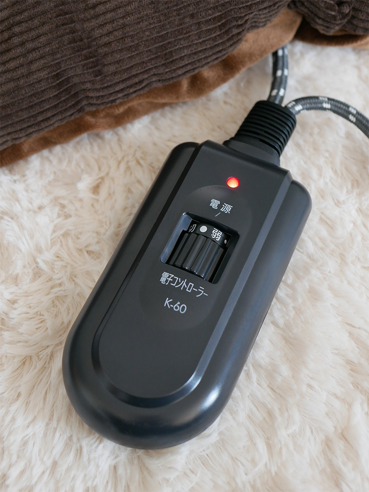 高さ調節可能なオーク材製リビングこたつ。家庭用電化製品としてスタイリッシュに設置可能