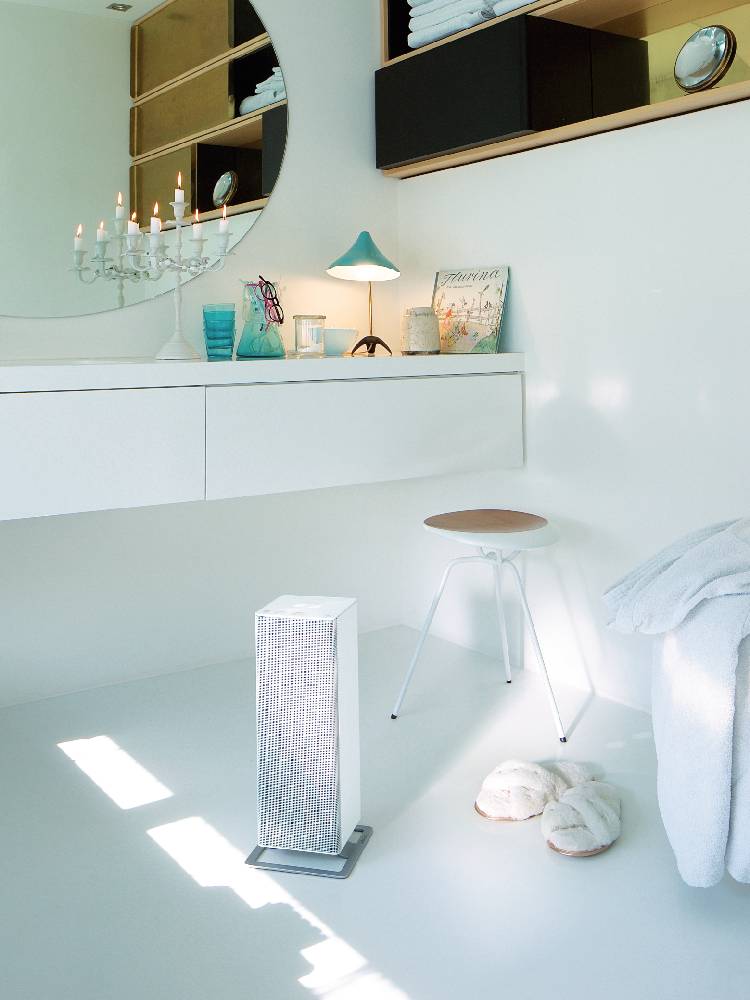 室内の床に置かれたスタドラフォームAnna bigファンヒーターと周囲の家具や照明