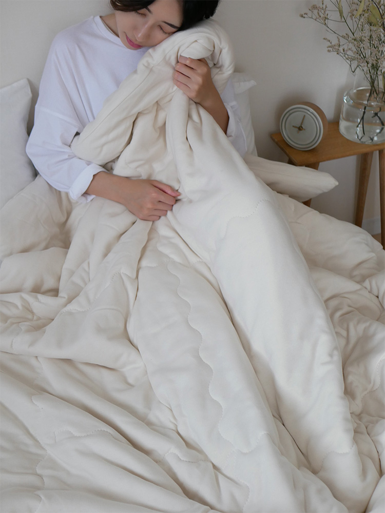 ココマニの綿100％トロふわ肌掛け布団が敷かれたシングルサイズの快適なベッド