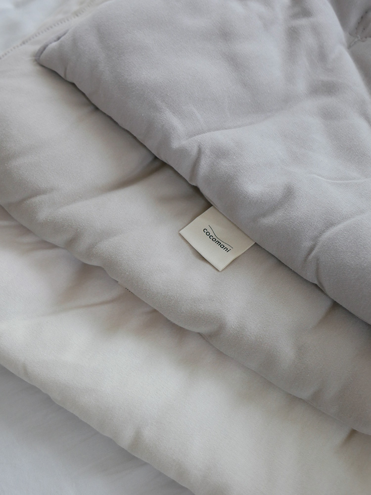 ココマニのトロふわ肌掛け布団が敷かれたシングルサイズのベッド