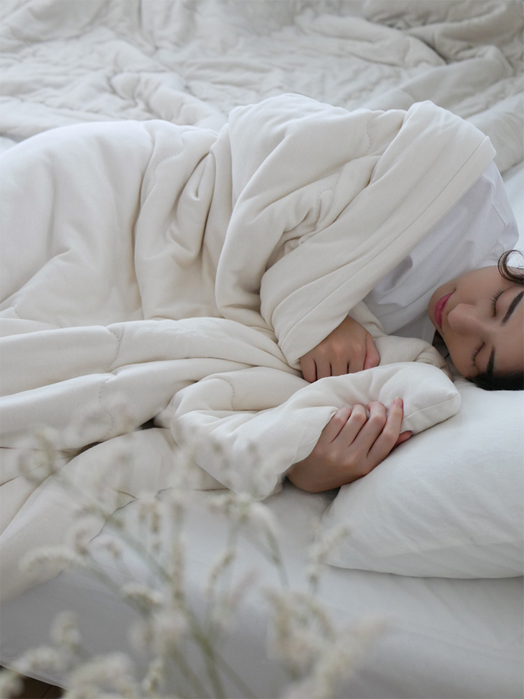 cocomani（ココマニ）のトロふわ綿100％シングル肌掛け布団が整えられたベッド