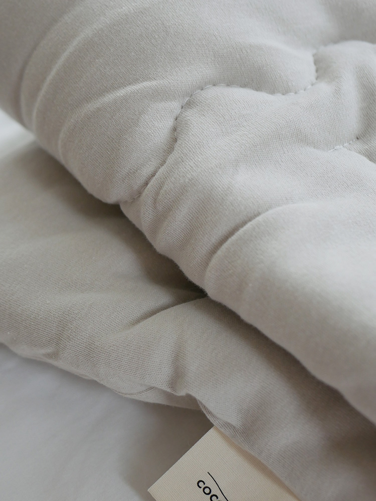 シングルサイズの【cocomani/ココマニ】トロふわ肌掛け布団が整えられたベッドルーム