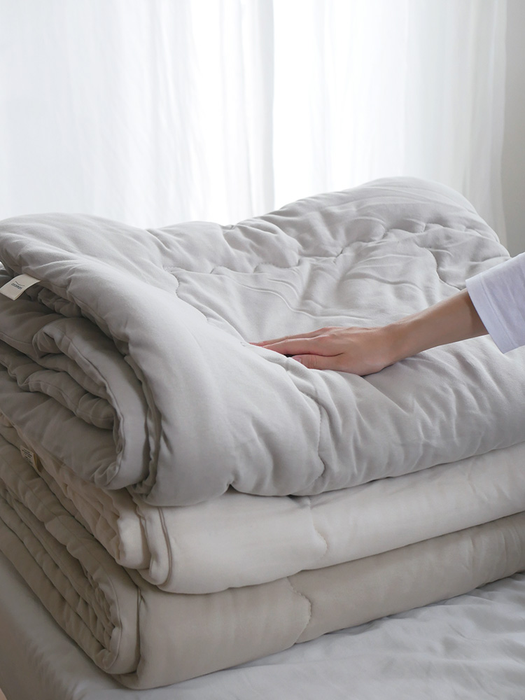 ココマニの「もう手放せないトロふわ肌掛け布団」と枕が整えられたシングルサイズの快適なベッドルームセット