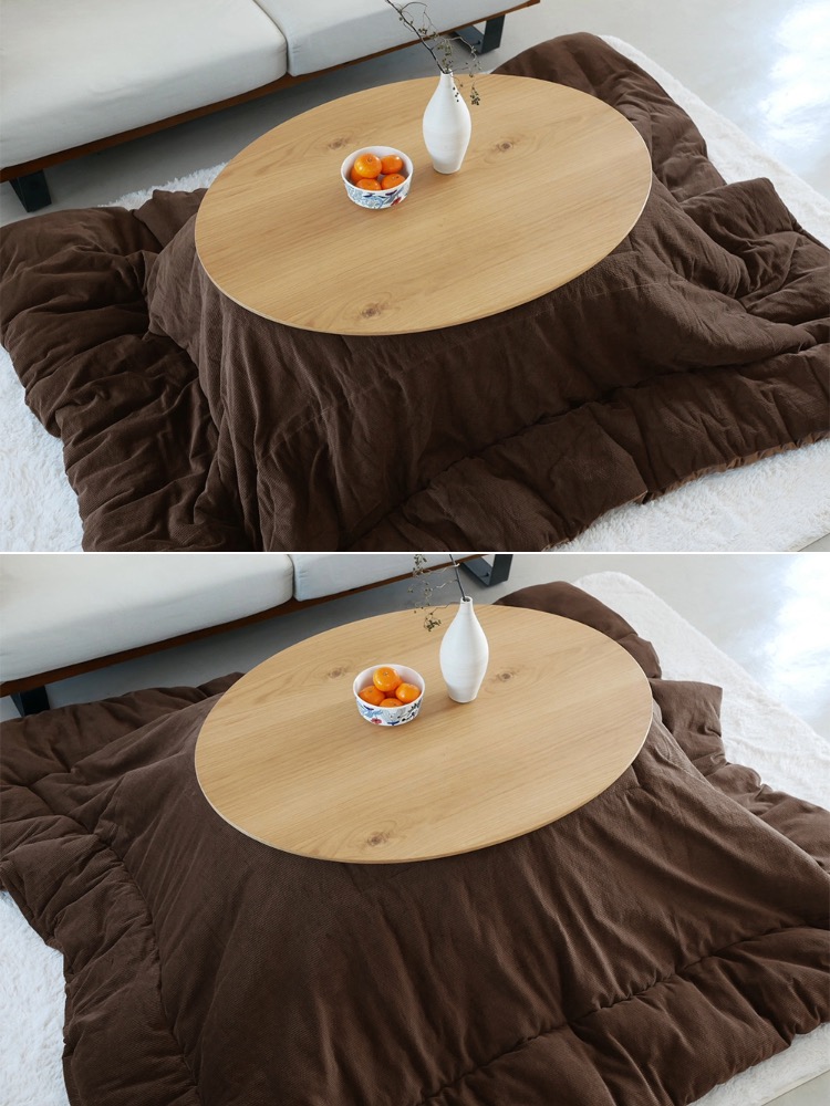 アデペシュのリバーシブルこたつ布団が敷かれたこたつテーブルと、食器や料理が配置されたリビングルームの朝食風景。