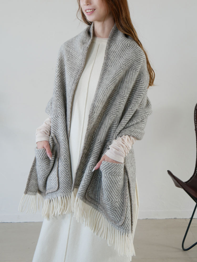 ラプアン カンクリ製ウールポケットショールMARIA。灰白色または茶白色の100％ウール、サイズ60×180cm、フリンジ付き