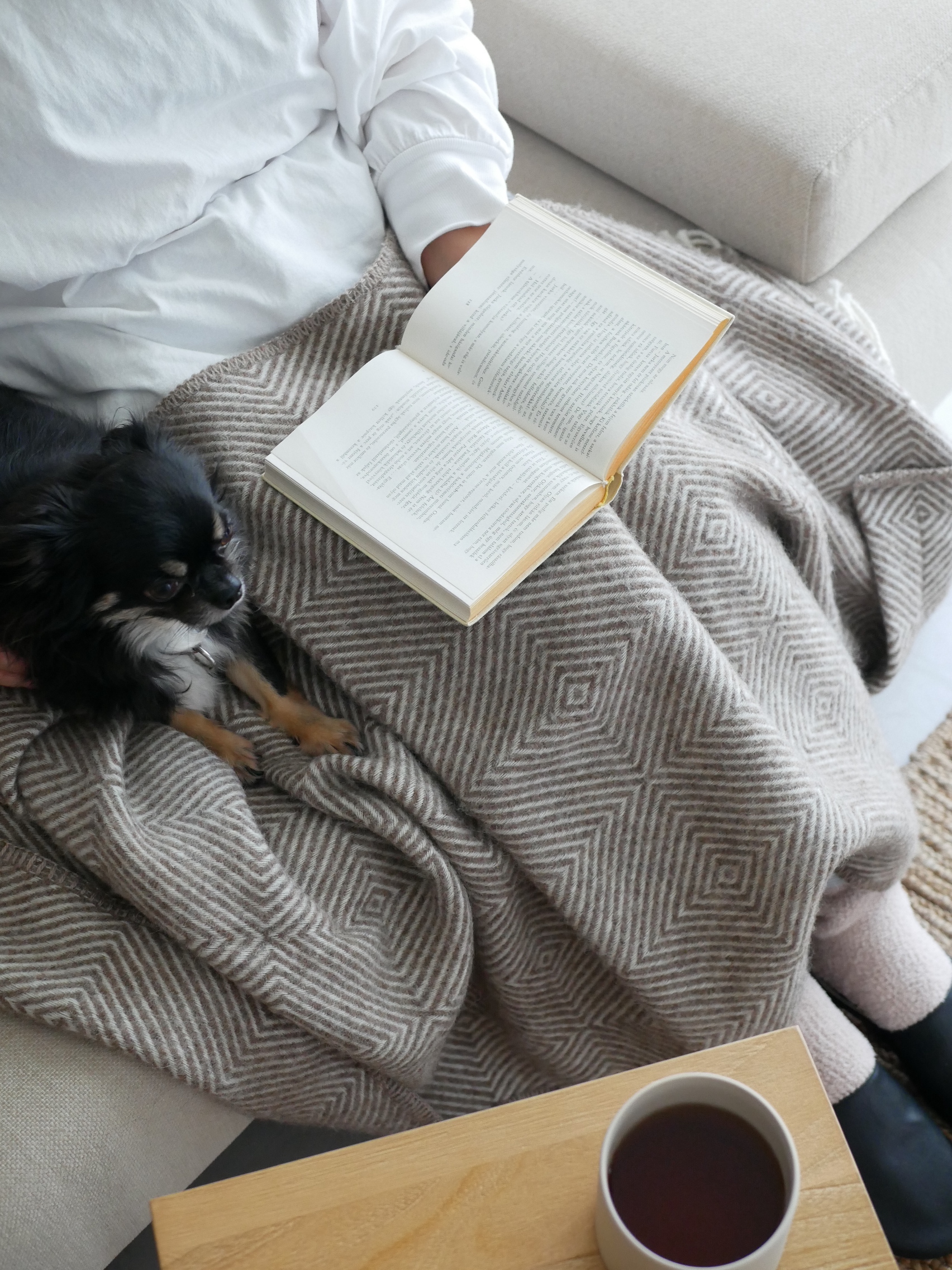 ラプアン カンクリ100%ウール製グレーとホワイトのポケットショールMARIAの画像