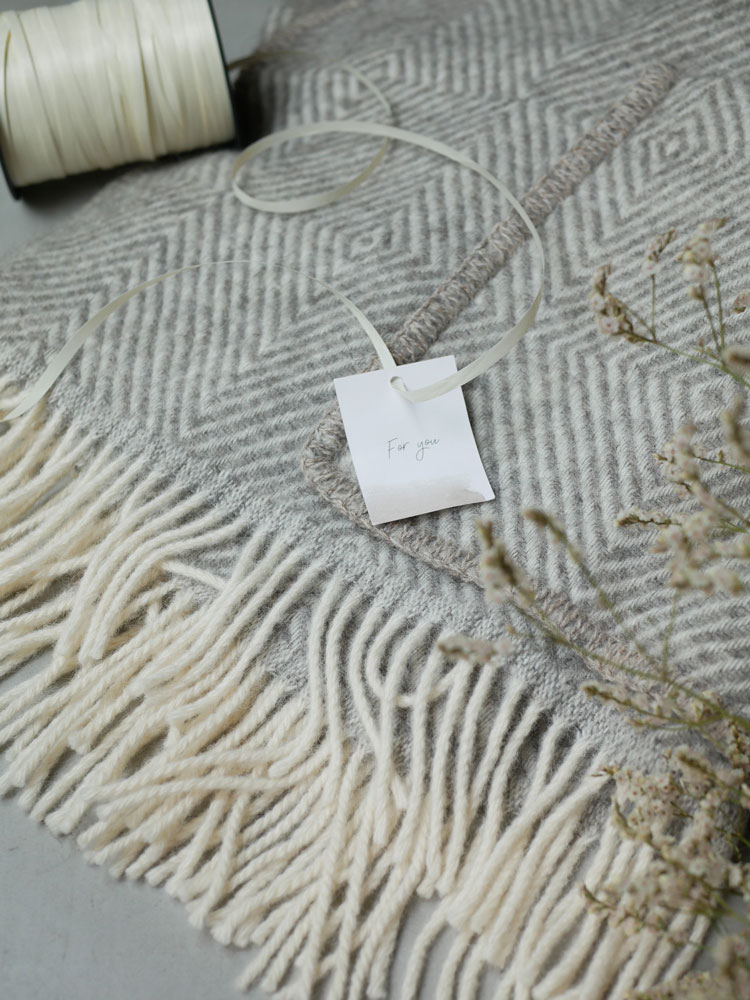 ラプアンカンクリ製100％ウールポケットショールマリア、グレーホワイト色、フリンジ付き60x180cm