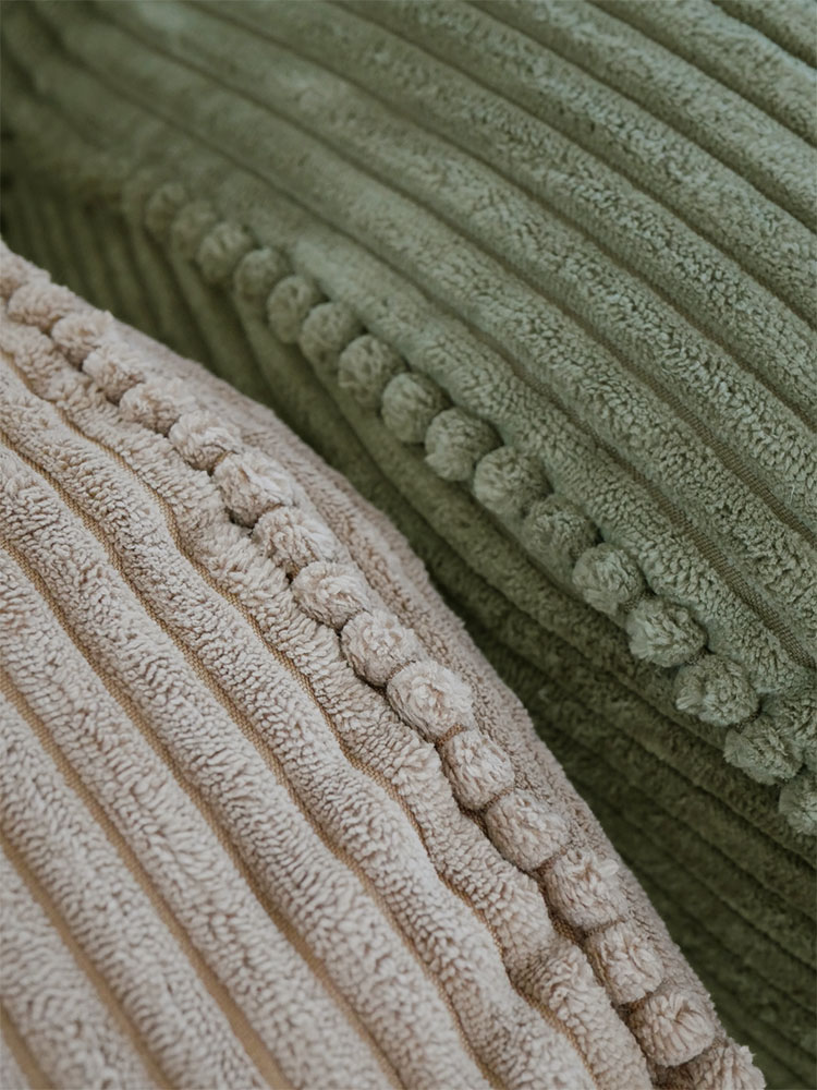 ピグレットのソファー風座椅子、ポリエステル100％の織物張地に編み込み模様が施されたデザイン