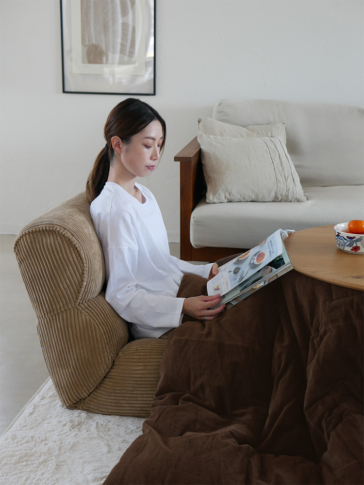 ブラウン色の「ピグレット」ソファー風座椅子、柔らかいクッションが特徴のリビングルーム用家具