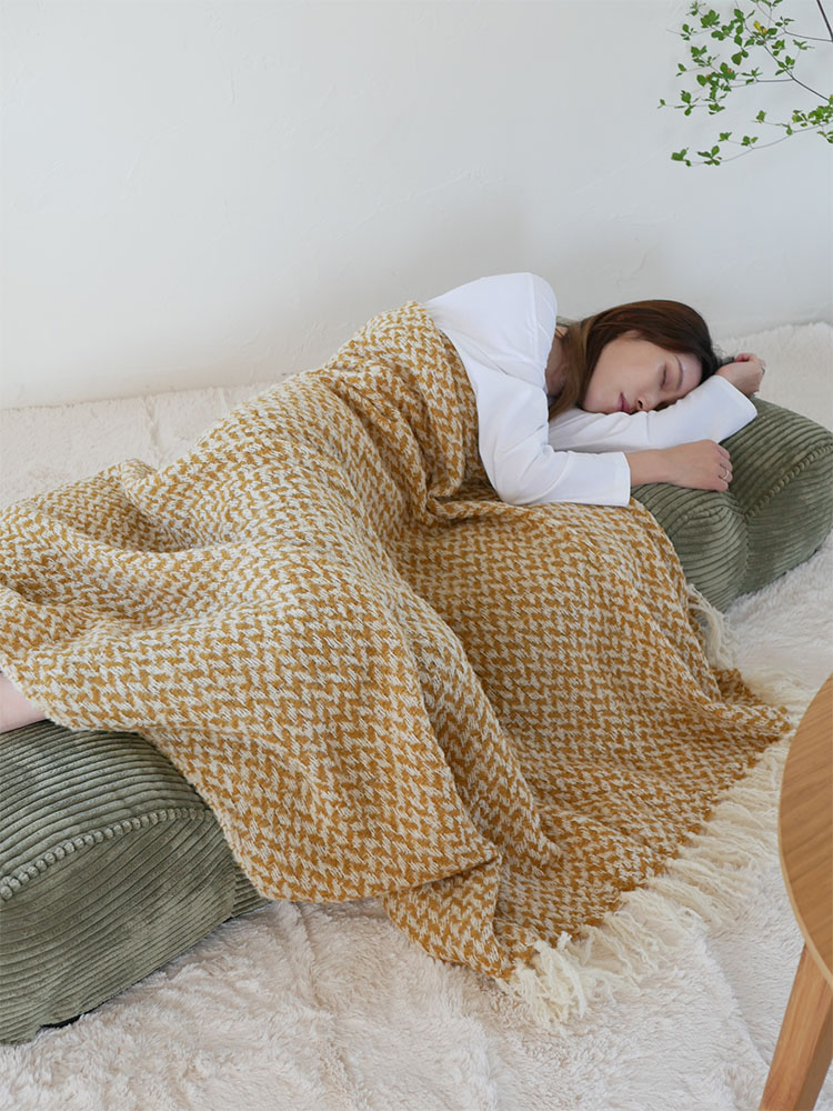 ピグレットのソファ風座椅子、ポリエステル製の布地とウレタンフォーム内材を使用したデザイン