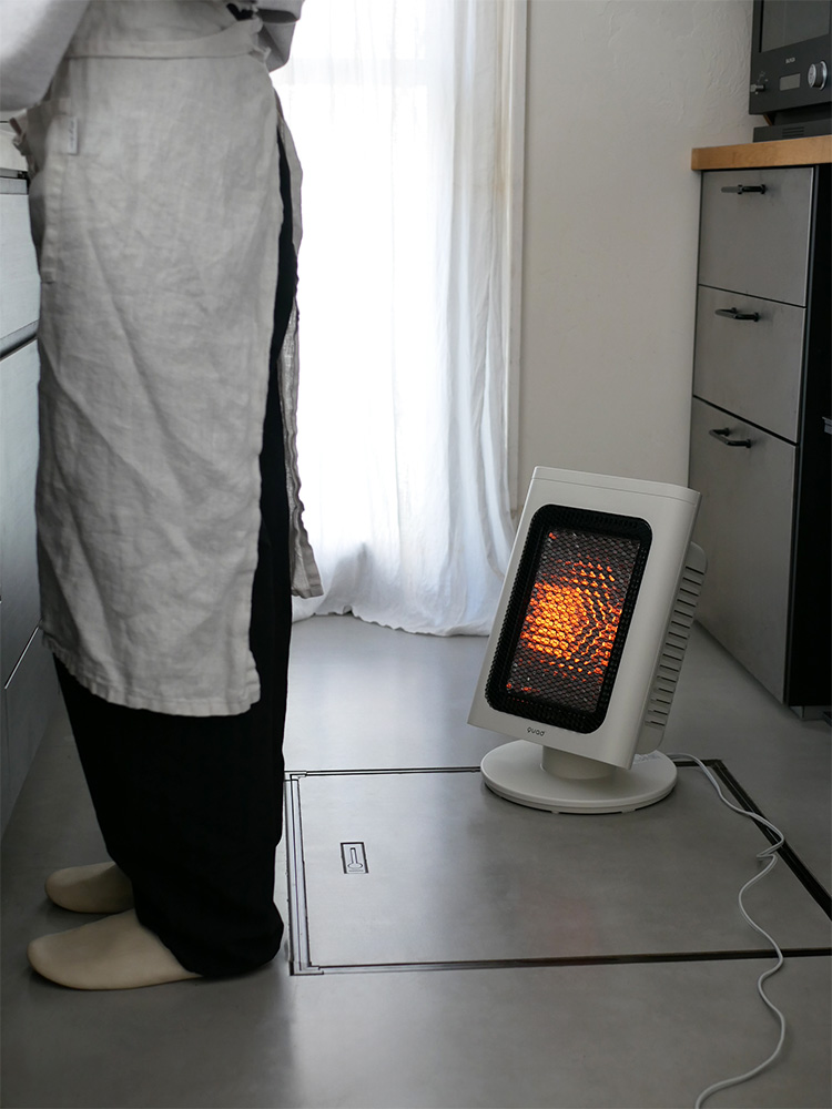 QUADSクワッズの省エネリフレクトストーブが木製フローリングの上に配置されている様子