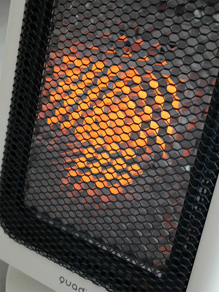 QUADS（クワッズ）省エネリフレクトストーブ リフレカのメッシュデザインを採用した電子ストーブ