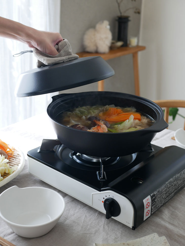 キントーKAKOMI直火土鍋がガスコンロの上で調理に使用されている様子