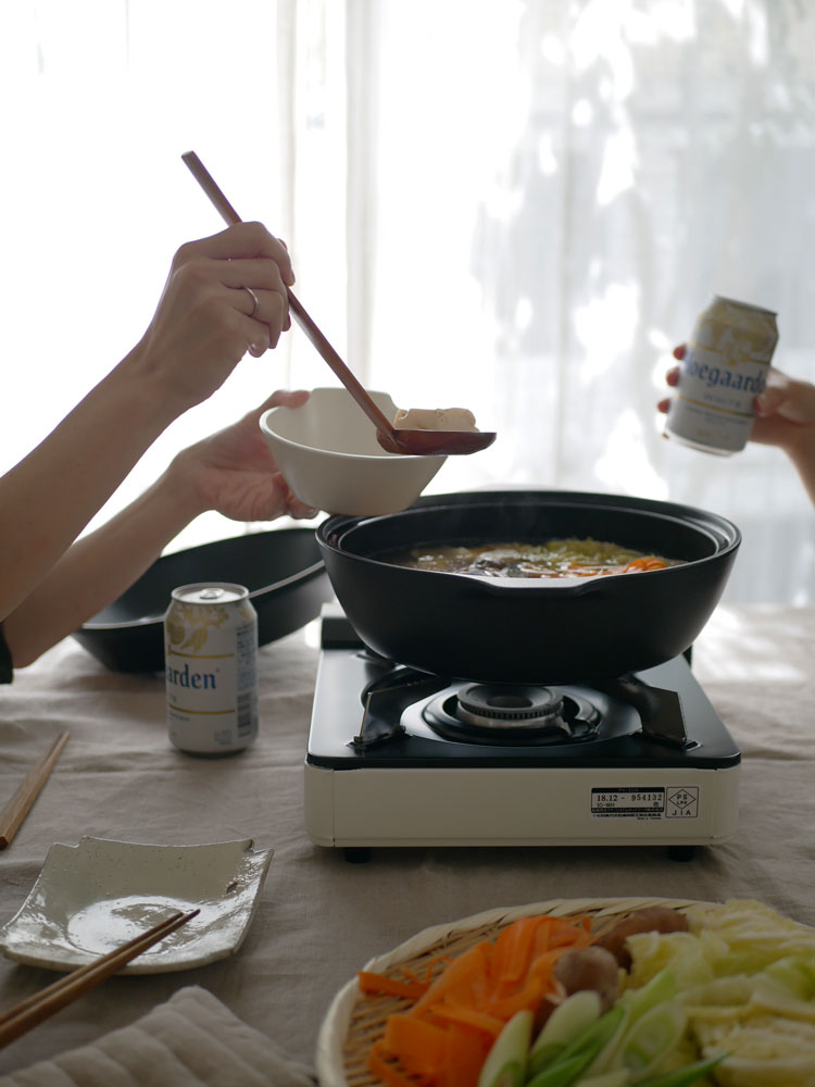 KINTOのKAKOMI直火土鍋がキッチンのコンロ上で調理中の様子を示す画像