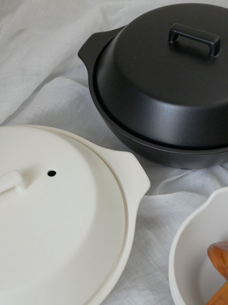 キントー KAKOMI直火土鍋の白色と黒色の陶器製鍋と蓋のセット