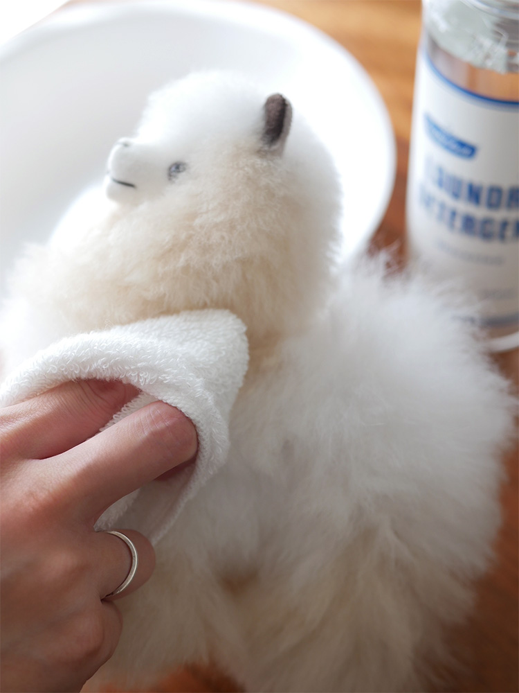 ラップスインターナショナルのふわふわアルパカドールのぬいぐるみ