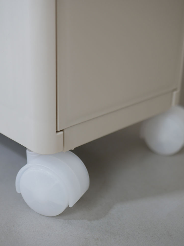 like-itライクイットのキャスターパーツがクローゼットシステムの引き出しに取り付けられている様子