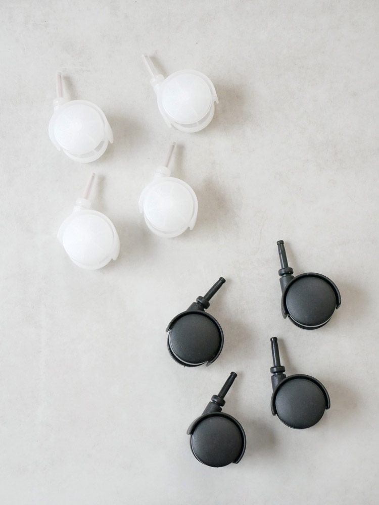 黒色と透明カラーのキャスターパーツが並んだ画像。ポリプロピレンとスチール製で、ライクイットの収納システムに装着可能な四個セット