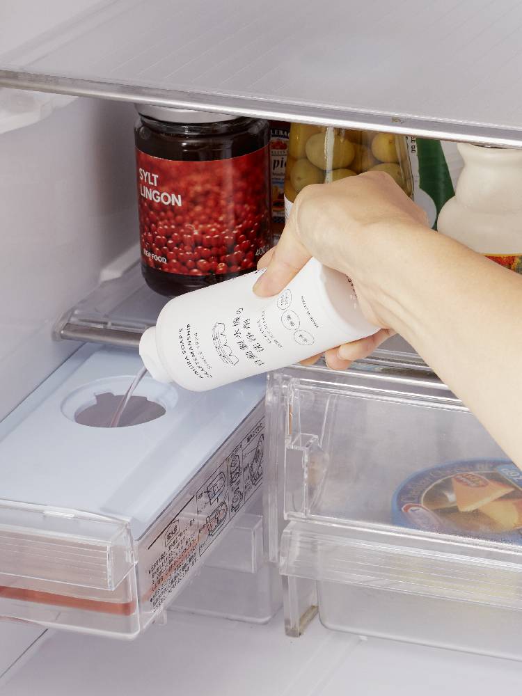 木村石鹸のずぼらセットと各家庭用洗浄剤がキッチンやバスルームの家電製品と一緒に陳列されている画像