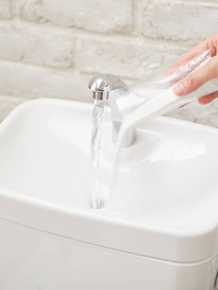 白い洗面台に蛇口、シンク、石鹸ディスペンサーが配置されたバスルームの様子