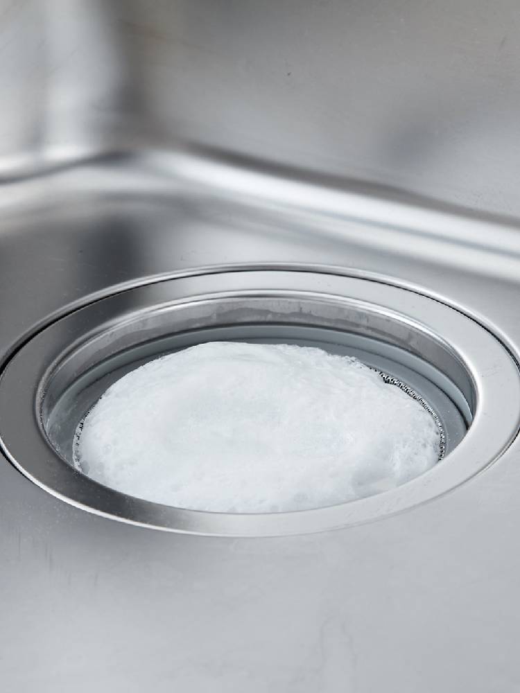 ずぼらセットの商品パッケージとシンク、排水口などの配管器具が写っている画像