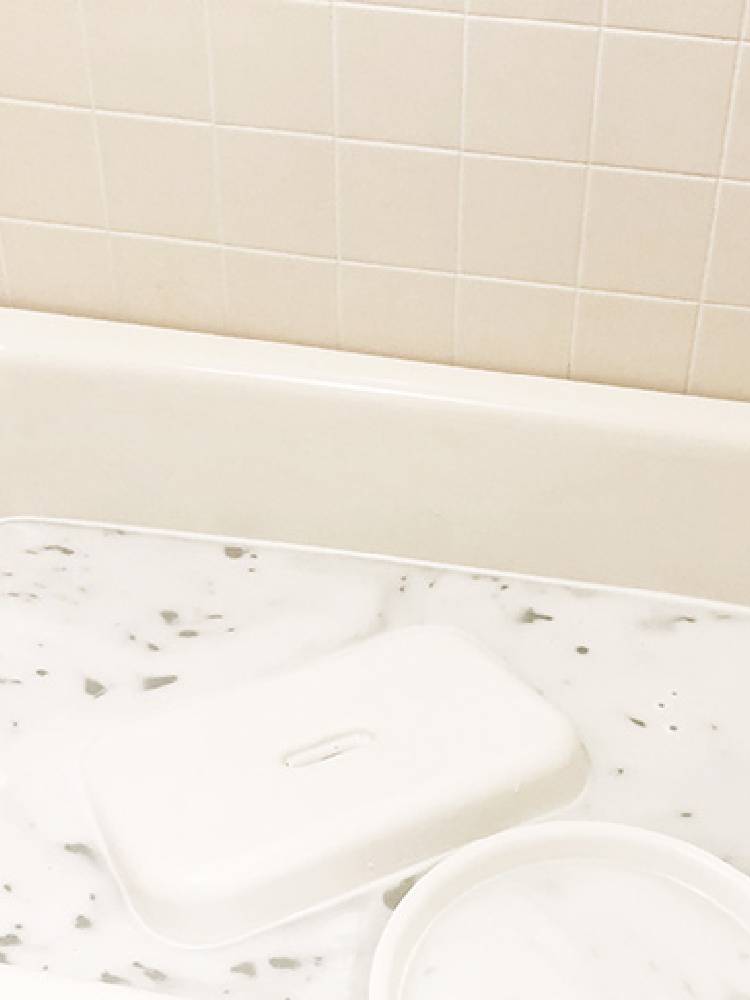 木村石鹸のずぼらセットに含まれるシンク、トイレ、浴槽用洗浄剤がバスルームの洗面台上に並んでいる