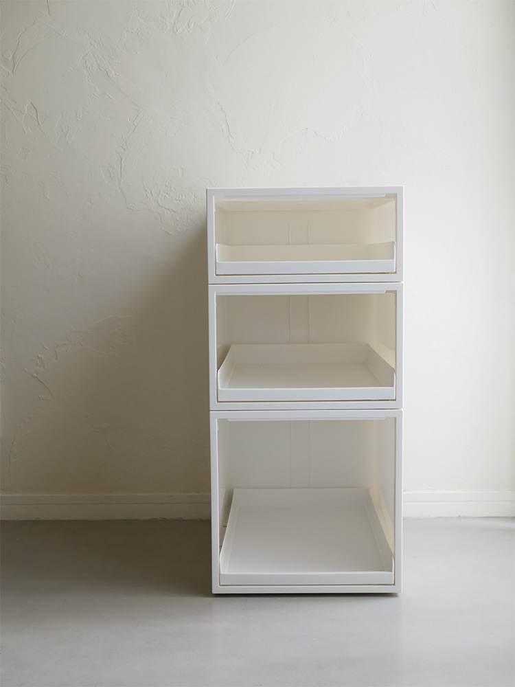 グレーとシルバーのデザインが施されたライクイットクローゼットシステムの棚に、プラスチックと木材製のオープントレータイプ引き出しが配置されている様子